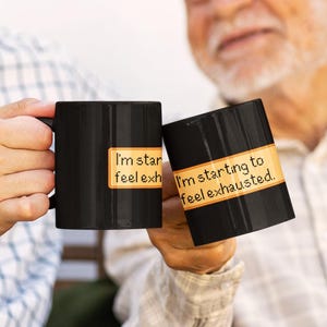 Tazza "Sto iniziando a sentirmi esausto": divertente tazza da caffè in pixel art per gli amanti dei giochi accoglienti, i fan dei simulatori agricoli, i giocatori retrò e le mattine con poca energia.