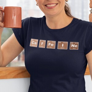 Cafeïne periodiek shirt - minimalistisch scheikundeontwerp voor koffieliefhebbers - nerdy STEM-cadeau voor studenten, docenten en wetenschapsfans