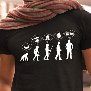人類の進化を考えるシャツ - 面白いAIタイムラインTシャツ - 猿、火、読書、人工知能を示す人類の歴史デザイン
