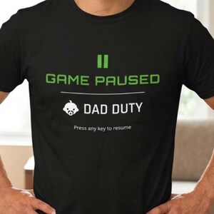 Camiseta de papá con juego pausado, camiseta de papá gamer, camiseta humorística de papá videojuego, presiona cualquier tecla para reanudar, nuevo padre, divertida camiseta de esposo gamer