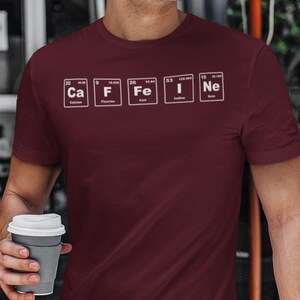 Cafeïne periodiek shirt - minimalistisch wetenschappelijk ontwerp - geeky scheikundecadeau voor koffieliefhebbers en STEM-nerds - T-shirt met chemische elementen