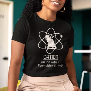 Tee-shirt définition cation - t-shirt chat chimie pour les amateurs de sciences, haut STEM amusant pour les enseignants et les étudiants, blague ionique, charge pawsitive