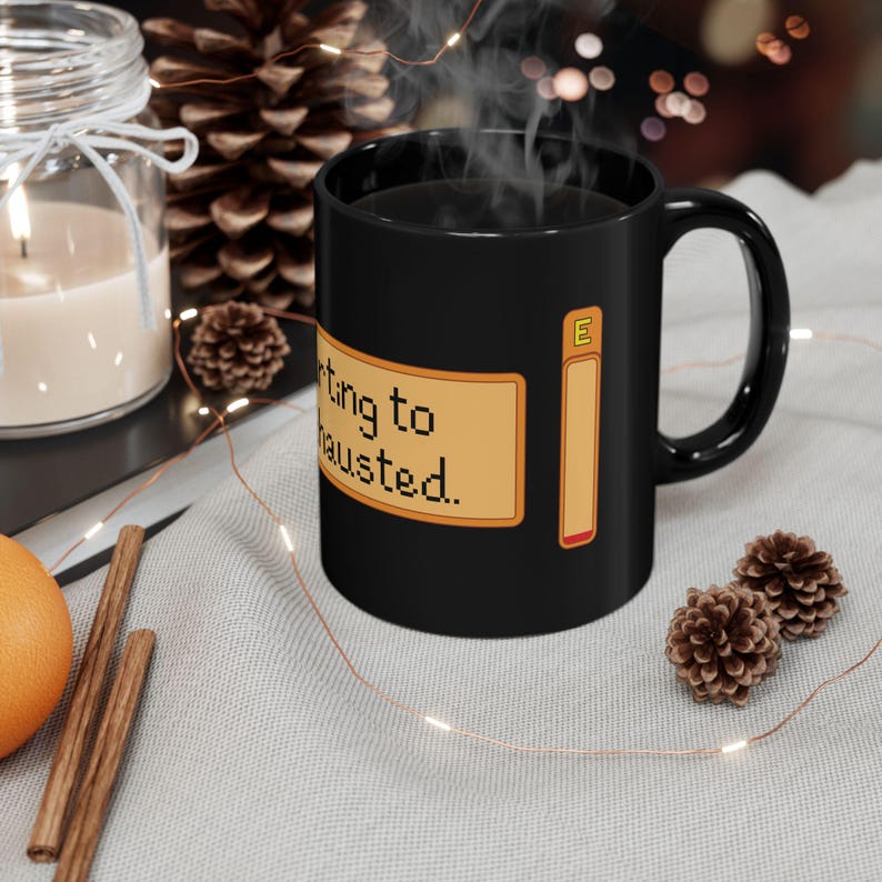 Taza "Empiezo a sentirme agotado" - divertida taza de café con pixel art para amantes de los juegos de mesa, fans de los simuladores de granja, jugadores retro y mañanas con poca energía. imagen 2