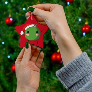 Decorazione natalizia in ceramica con una simpatica creatura pixelata verde con cappello da Babbo Natale - decorazione per gioco festivo - 3 forme - 21 colori - regalo per gioco di simulazione agricola