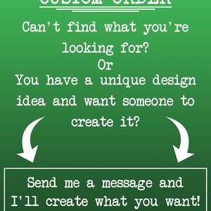 Pu&ograve; includere: Lavagna verde con testo bianco che dice "CUSTOM ORDER" e "Non trovi quello che stai cercando? O Hai un'idea di design unica e vuoi che qualcuno la crei? Mandami un messaggio e creer&ograve; quello che vuoi!"