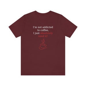 Chemise accro au café, pas accro au café, besoin de t-shirt café, dépendance au café, chemise amateurs de café, t-shirt accro au café, chemises, cadeau amusant Maroon