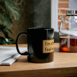 Taza "Empiezo a sentirme agotado" - divertida taza de café con pixel art para amantes de los juegos de mesa, fans de los simuladores de granja, jugadores retro y mañanas con poca energía. imagen 6
