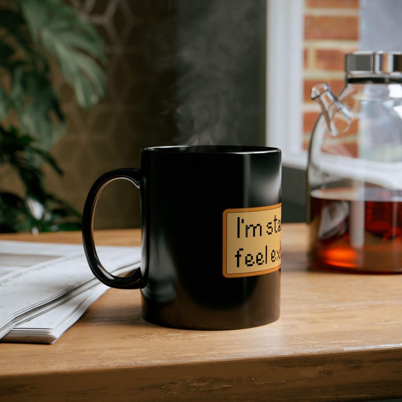 Taza "Empiezo a sentirme agotado" - divertida taza de café con pixel art para amantes de los juegos de mesa, fans de los simuladores de granja, jugadores retro y mañanas con poca energía. imagen 6