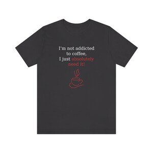 Chemise accro au café, pas accro au café, besoin de t-shirt café, dépendance au café, chemise amateurs de café, t-shirt accro au café, chemises, cadeau amusant Dark Grey