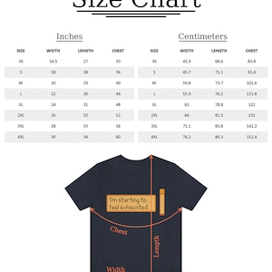 Peut inclure: Un t-shirt bleu marine avec un tableau des tailles et le texte "Size Chart" en haut. Le tableau comprend des mesures en pouces et en centim&egrave;tres pour la largeur, la longueur et la poitrine, des tailles XS &agrave; 4XL. Le t-shirt a le texte "I'm starting to feel exhausted."