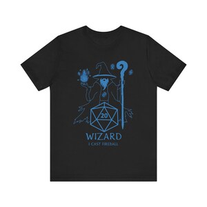 Maglietta Wizard RPG - Design lancio Fireball per giocatori di ruolo da tavolo, appassionati di dadi D20, lezioni di magia fantasy, dungeon master o regalo placer Black