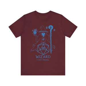 Maglietta Wizard RPG - Design lancio Fireball per giocatori di ruolo da tavolo, appassionati di dadi D20, lezioni di magia fantasy, dungeon master o regalo placer Maroon
