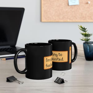 Taza "Empiezo a sentirme agotado" - divertida taza de café con pixel art para amantes de los juegos de mesa, fans de los simuladores de granja, jugadores retro y mañanas con poca energía. imagen 4
