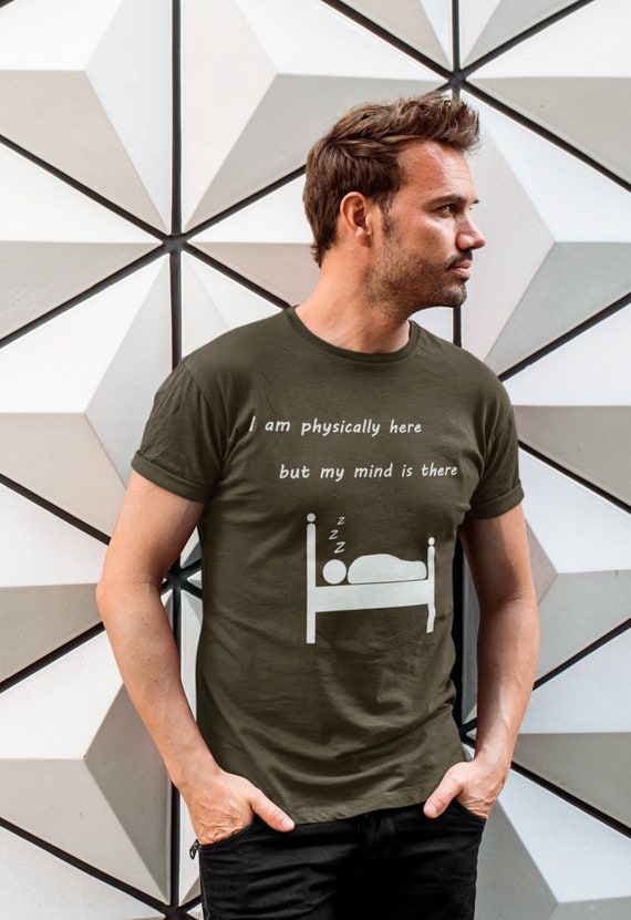 Fisicamente aqui camiseta mental camisetas tengo mi mente durmiendo en la cama camiseta para dormir cama comoda cama acogedora mente errante en mi mente Etsy Espana