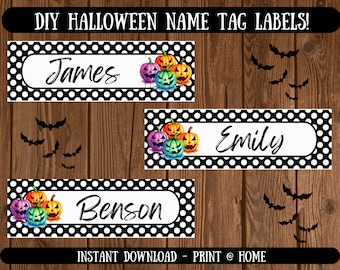 Puede incluir: Etiquetas de nombre de Halloween DIY con bordes de lunares blancos y negros. Cada etiqueta presenta un nombre en fuente cursiva y calabazas de acuarela coloridas. Incluye los nombres James, Emily y Benson.