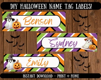 Puede incluir: Tres etiquetas rectangulares de nombre para Halloween con un patrón de rayas diagonales en naranja, morado, verde y negro. Cada etiqueta muestra un fantasma blanco con sombrero de bruja junto a una calabaza, con los nombres Benson, Sydney y Emily.
