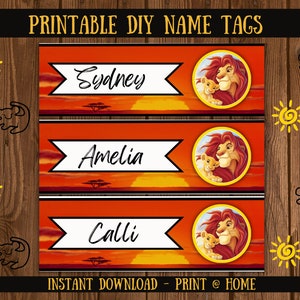 Könnte beinhalten: Druckbare DIY-Namensschilder mit einer Sonnenuntergangsszene mit einem Löwen und einem Jungtier. Die Schilder tragen die Namen Sydney, Amelia und Calli.
