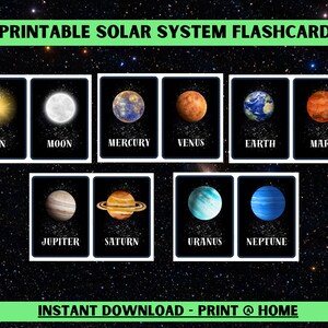 以下が含まれることがあります： 太陽と月を含む、私たちの太陽系の惑星のイラストが描かれた印刷可能なフラッシュカード。惑星は、星のある黒い背景に描かれています。カードのテキストには、各惑星の名前が含まれています。太陽、月、水星、金星、地球、火星、木星、土星、天王星、海王星。