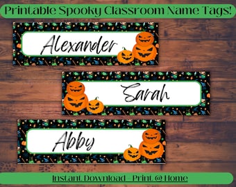 Puede incluir: Etiquetas de nombre imprimibles de Halloween para el aula con los nombres Alexander, Abby y Sarah. Cada etiqueta presenta un espacio rectangular blanco para el nombre, enmarcado por un fondo negro con ilustraciones temáticas de Halloween y calabazas naranjas.