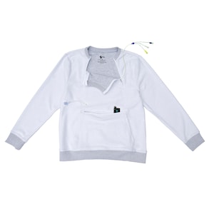 Könnte beinhalten: Weißes Sweatshirt mit grauem Rundhalsausschnitt und Bündchen. Das Sweatshirt hat eine Vordertasche und einen teilweisen Reißverschluss. Ein kleines schwarzes Gerät befindet sich in der Tasche. Medizinische Schläuche und Drähte sind am Sweatshirt befestigt.