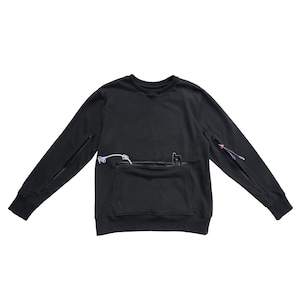 Könnte beinhalten: Schwarzes Sweatshirt mit Rundhalsausschnitt und Kängurutasche. Das Sweatshirt hat Reißverschlüsse an beiden Ärmeln und einen Reißverschluss über der Brusttasche. Ein weißes Kabel und ein kleines schwarzes Gerät sind in der Tasche sichtbar.