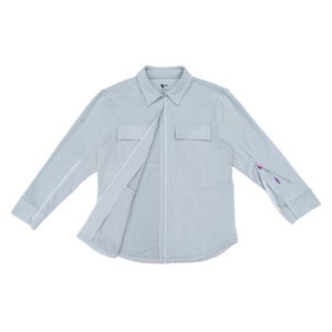 Puede incluir: Una camisa azul claro con cremallera, dos bolsillos en el pecho y mangas largas. La camisa tiene cuello y cremalleras en las mangas. Los tiradores de la cremallera son morados. La camisa está hecha de un material suave y ligero.