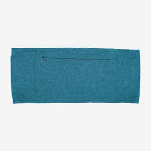 Puede incluir: Esterilla de yoga rectangular de color turquesa con un bolsillo con cremallera. La esterilla tiene una superficie texturizada y una cremallera oscura. La esterilla de yoga está diseñada para actividades de ejercicio y fitness.