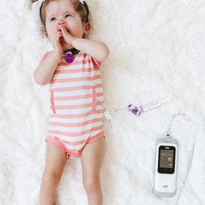 Laxränderig adaptiv babybody – åtkomst till G-slang (för tidigt födda barn upp till 24 månader) neonatalavdelning