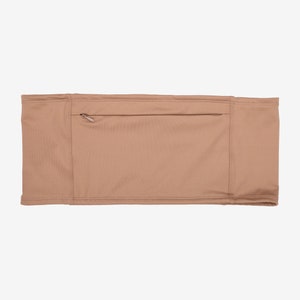 Puede incluir: Un cinturón de running de color marrón claro con un bolsillo con cremallera. El cinturón está hecho de un material elástico y transpirable y está diseñado para ajustarse cómodamente a la cintura.