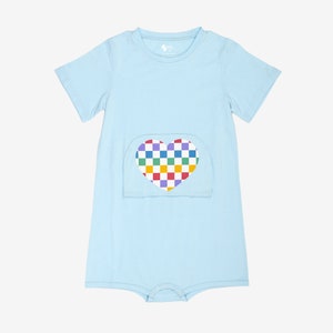 Può includere: Un body per neonato di colore azzurro chiaro con una tasca a forma di cuore con un motivo a quadri colorati.