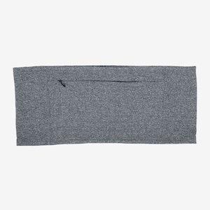 Puede incluir: Un cinturón de running gris con un bolsillo con cremallera. El cinturón está hecho de un material suave y texturizado y está diseñado para usarse alrededor de la cintura. La cremallera es negra.