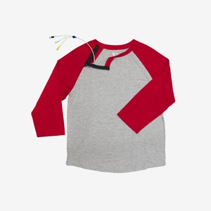 T-shirt unisexe rouge à boutons-pression pour ados.  Port thoracique et accès IV. Haut idéal pour les visites de cancérologie, de chimio, de convalescence après une chirurgie ou de réadaptation VENTE FINALE