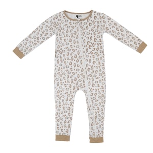Op de afbeelding: Een romper met lange mouwen en een beige luipaardprint op een witte ondergrond. Het kledingstuk is voorzien van een ritssluiting over de gehele lengte aan de voorzijde, een ronde halslijn en effen beige geribbelde boorden bij de polsen en enkels.