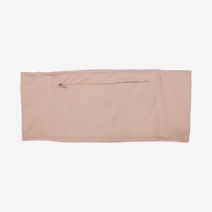 Puede incluir: Un cinturón de running rosa claro con un bolsillo con cremallera.