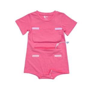 Op de afbeelding: Roze baby romper met een witte ritszak en twee witte klepzakken. De romper heeft een witte drukknopsluiting aan de onderkant.