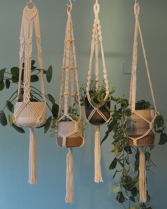 Makramee Blumenampel, Pflanzenaufhänger, Blumentopf hängend, Boho Deko Wohnzimmer, Urban Jungle, Natur Holz Holzperlen, Geschenk Muttertag