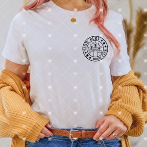 Pode incluir: Camiseta branca com um gr&aacute;fico circular preto que diz "Slow Burn Book Club" com um desenho de tr&ecirc;s velas dentro do c&iacute;rculo.