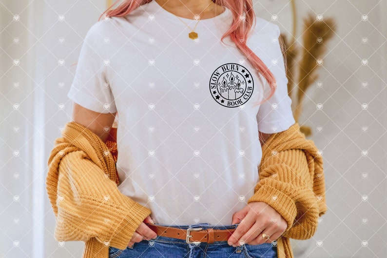 Pode incluir: Camiseta branca com um gr&aacute;fico circular preto que diz "Slow Burn Book Club" com um desenho de tr&ecirc;s velas dentro do c&iacute;rculo.