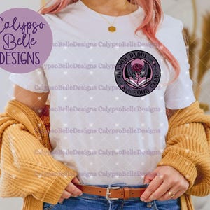 Pu&ograve; includere: Maglietta bianca con un design grafico nero e rosa di una rosa e il testo "Shadow Daddy Book Club".
