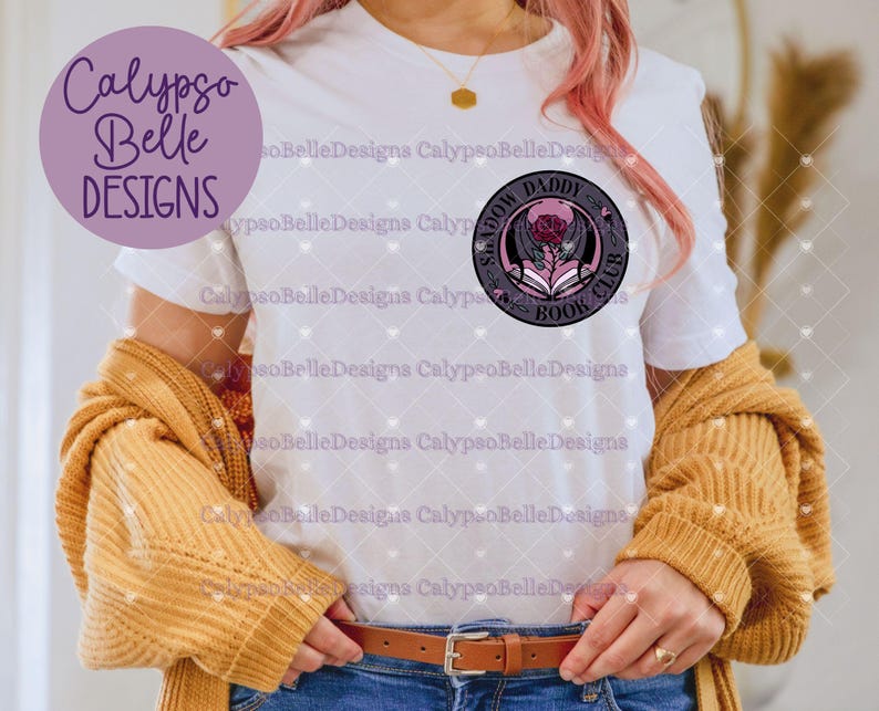Pu&ograve; includere: Maglietta bianca con un design grafico nero e rosa di una rosa e il testo "Shadow Daddy Book Club".
