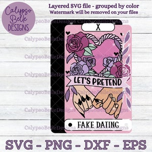 Puede incluir: Una carta de tarot rosa con un borde negro. La carta tiene un coraz&oacute;n con un dise&ntilde;o de cuerda y flores. El texto en la carta dice "Vamos a fingir" y "Citas falsas". La carta est&aacute; numerada "X".