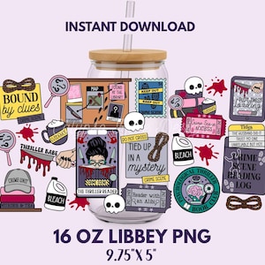 Op de afbeelding: Een heldere Libbey PNG-glazen beker met een houten deksel en een rietje, met graphics met een misdaadthema. Het ontwerp bevat een kaart, vergrootglazen, schedels en de tekst "INSTANT DOWNLOAD". Het glas meet 24.77 cm x 12.7 cm en bevat 473 ml.