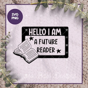 Op de afbeelding: Zwart-wit grafisch ontwerp met de tekst "HELLO I AM A FUTURE READER" op een kentekenplaat-vormige achtergrond, met een illustratie van een open boek. Het ontwerp bevat sterren en de woorden "SVG PNG" in een cirkel.