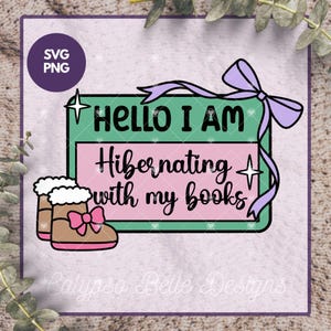 Puede incluir: Un diseño digital con el texto "HELLO I AM Hibernating with my books" sobre un fondo verde y rosa. El diseño incluye un lazo morado, acentos de estrella y botas de dibujos animados con lazos rosas. El diseño también incluye el texto "SVG PNG".