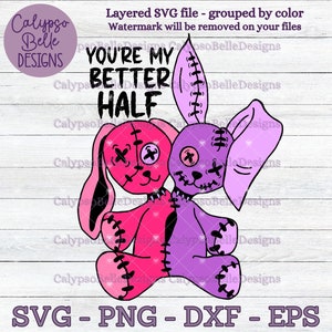 Puede incluir: Un juguete de peluche rosa y morado cosido con orejas de conejo. Los juguetes se abrazan y tienen X cosidas para los ojos. El texto "You're my better half" está por encima de los juguetes.