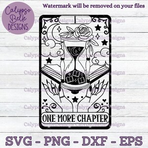 Puede incluir: Diseño gráfico en blanco y negro con un reloj de arena, luna, estrellas y una rosa. También se incluyen libros abiertos y el texto "ONE MORE CHAPTER". El diseño está disponible en formatos SVG, PNG, DXF y EPS.