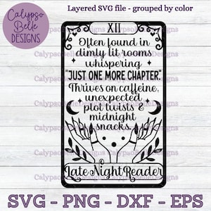 The Late Night Reader Tarot-Karte svg, Reader svg, Smut svg, Romance Reader svg, Night Reader svg, Buch svg, Nur ein weiteres Kapitel SVG PNG