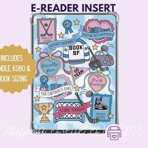 Peut inclure: Insert pour liseuse avec un fond bleu clair et des illustrations sur le thème du hockey. Comprend du texte tel que "Hockey Romance", "Puck Bunny" et "Score Tonight". L'insert est conçu pour les appareils Kindle, Kobo et Nook.