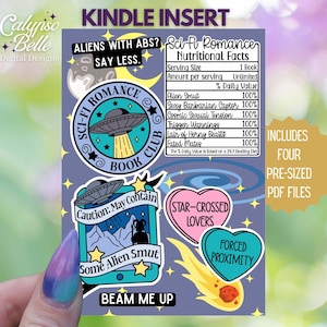 Pode incluir: Quatro marcadores de inserção de Kindle imprimíveis com um tema de romance de ficção científica. Os marcadores apresentam ilustrações de naves espaciais, corações e um telefone com o texto "Atenção: Pode conter algum smut alienígena". O texto "Sci-fi Romancer Nutritional Facts" está sobre um fundo azul com uma lista de elementos humorísticos como "Alien Smut" e "Fated Mates".