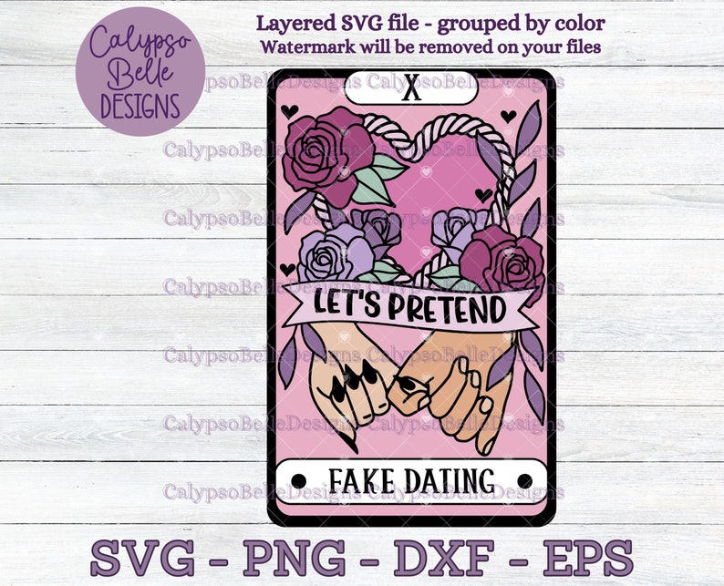 Puede incluir: Una carta de tarot rosa con un coraz&oacute;n rosa y un dise&ntilde;o de cuerda. La carta presenta dos manos que se sostienen con el texto "Let's Pretend" y "Fake Dating" en la carta.
